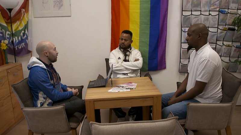 Drei Männer sitzen an einem Tisch. | Bild: BR Drei Männer sitzen an einem Tisch.