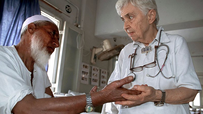 Ruth Pfau behandelt in einer Krankenstation in Karachi einen an Lepra erkrankten Mann (Handout vom 13.01.2005). 