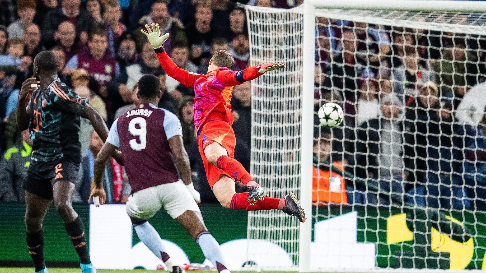 Jhon Duram (Mitte) überwindet Manuel Neuer (rechts)