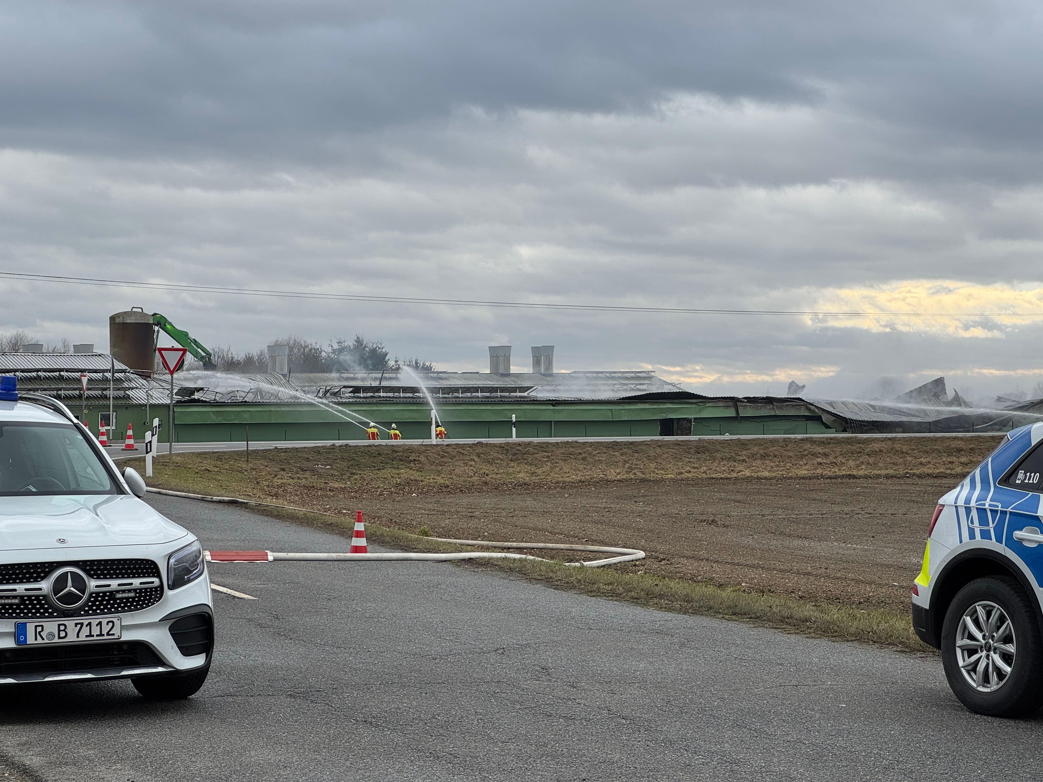 Die Feuerwehr bei den Löscharbeiten bei dem Geflügelstall in Pfatter