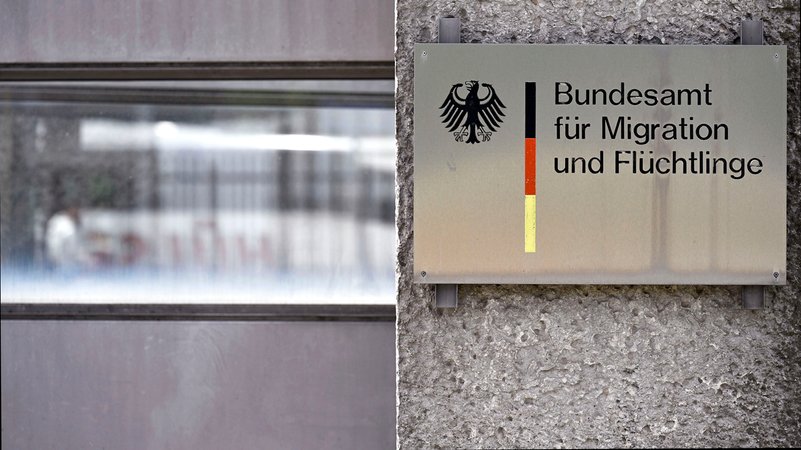 Bundesamt für Migration und Flüchtlinge (Symbolbild) | Bild: pa/Panama Pictures/Dwi Anoraganingrum Bundesamt für Migration und Flüchtlinge (Symbolbild)