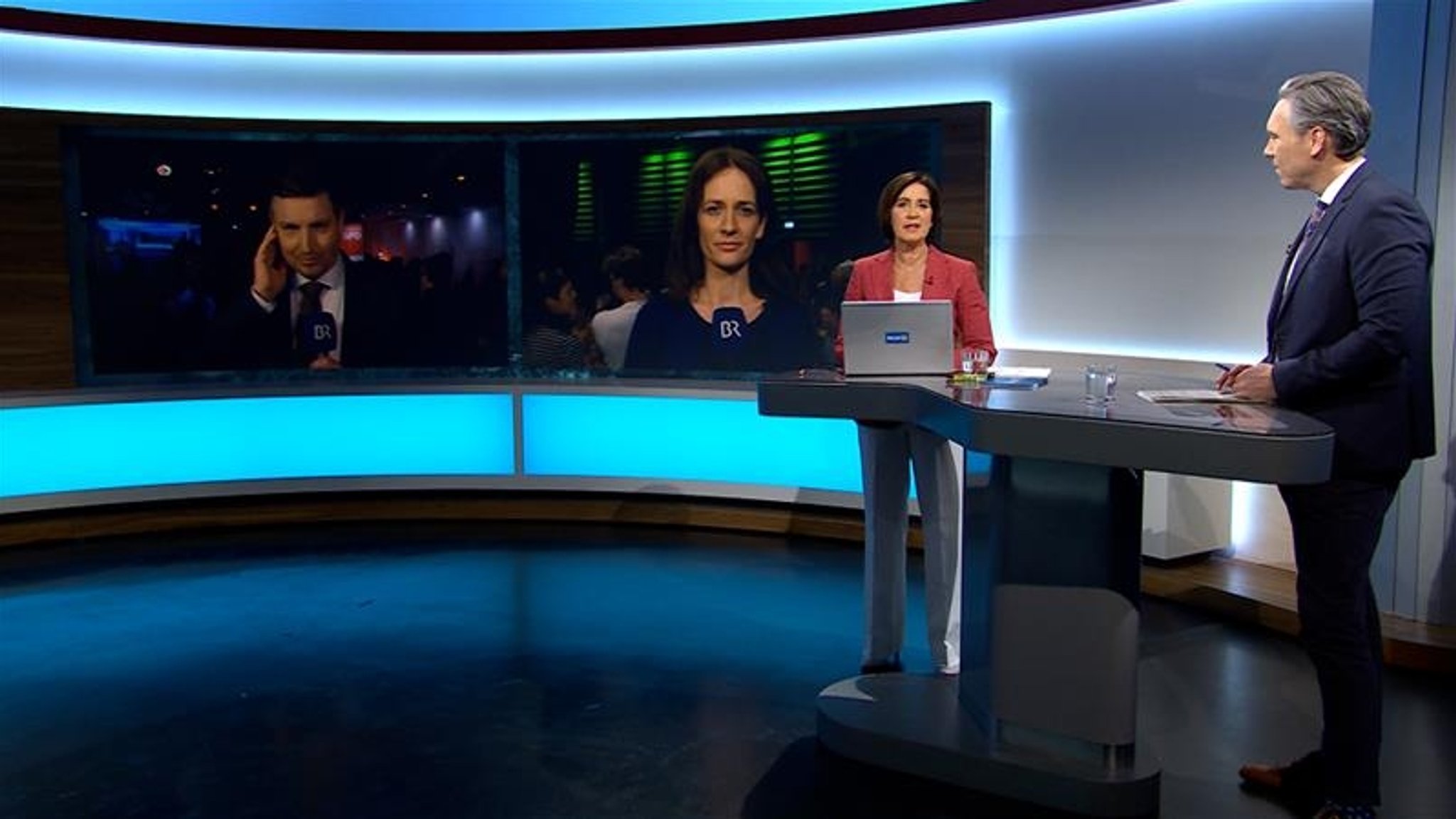Es berichten die BR-Korrespondenten Moritz Steinbacher von der Wahlparty der SPD und Julia Binder von der Wahlparty der Grünen, rechts BR-Moderatorin Ursula Heller mit dem Leiter der Redaktion Landespolitik Joachim Wendler.