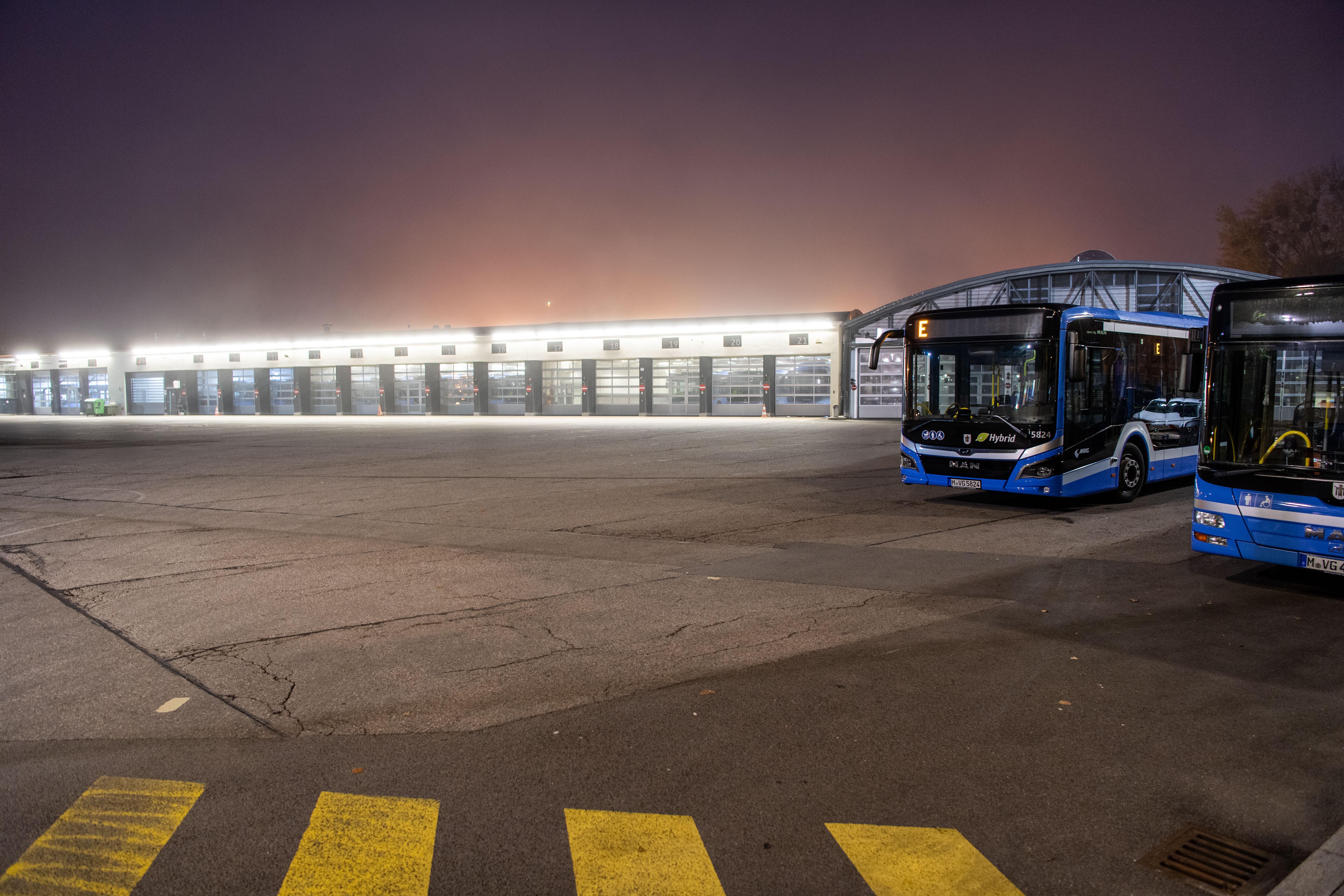 Busse stehen vor dem Bus und Tram-Depot Leuchtenbergring. (Archivbild von 2020)