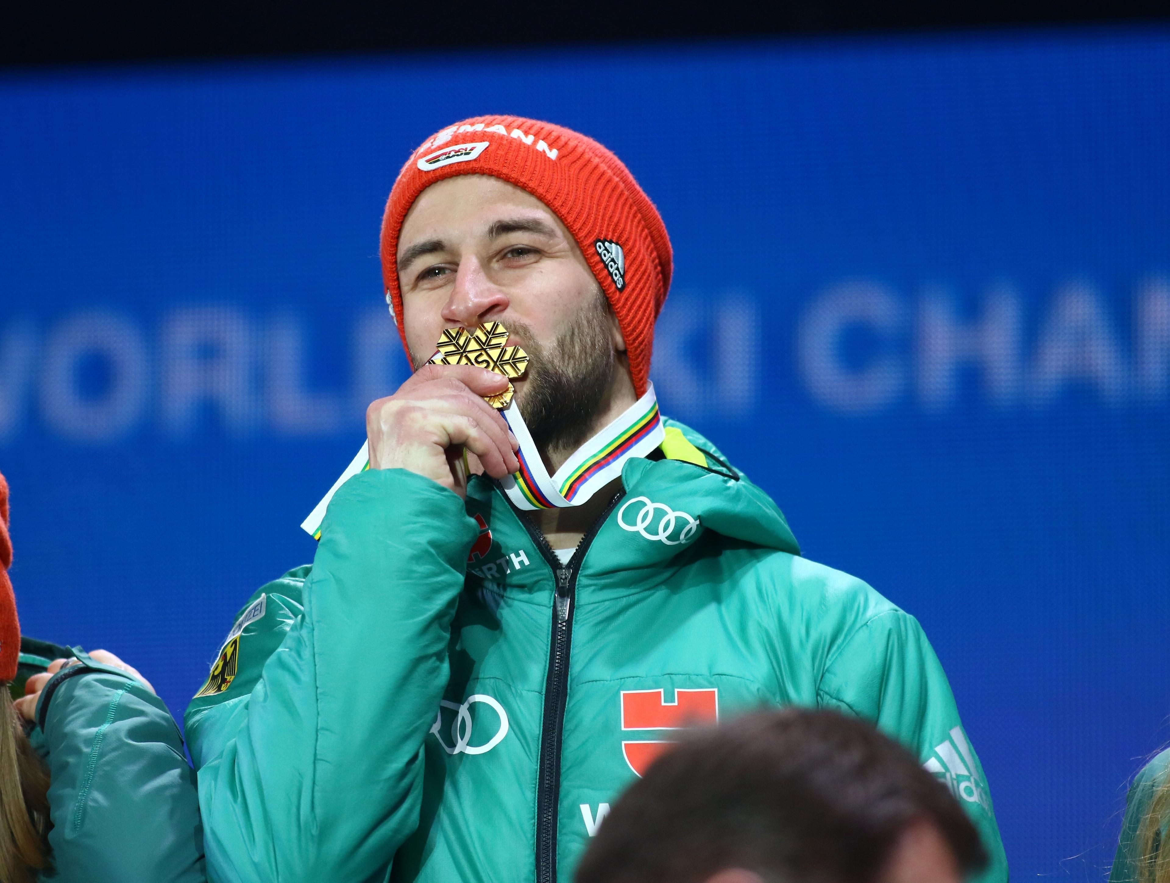 Markus Eisenbichler feiert seine Goldmedaille bei der WM 2019