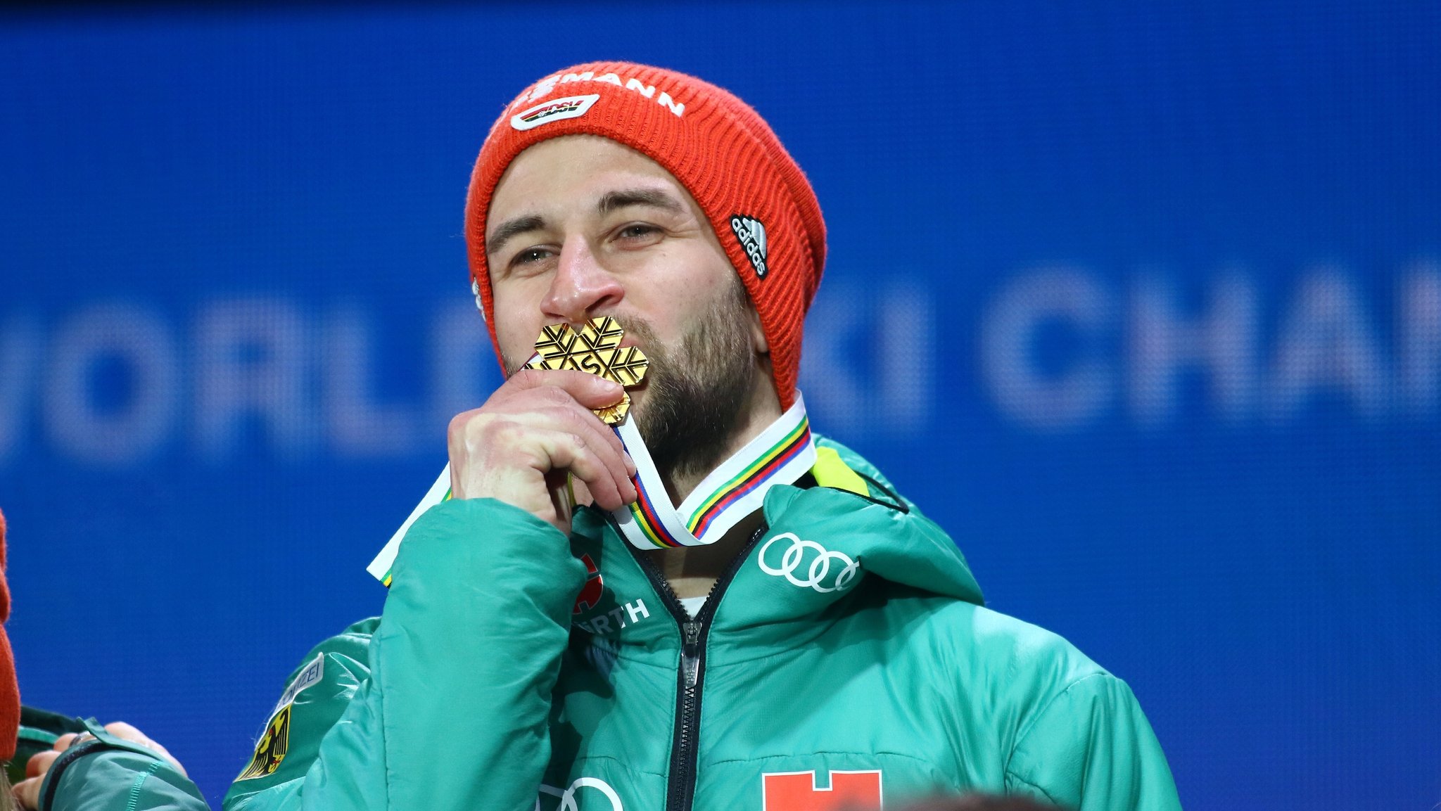 Markus Eisenbichler feiert seine Goldmedaille bei der WM 2019