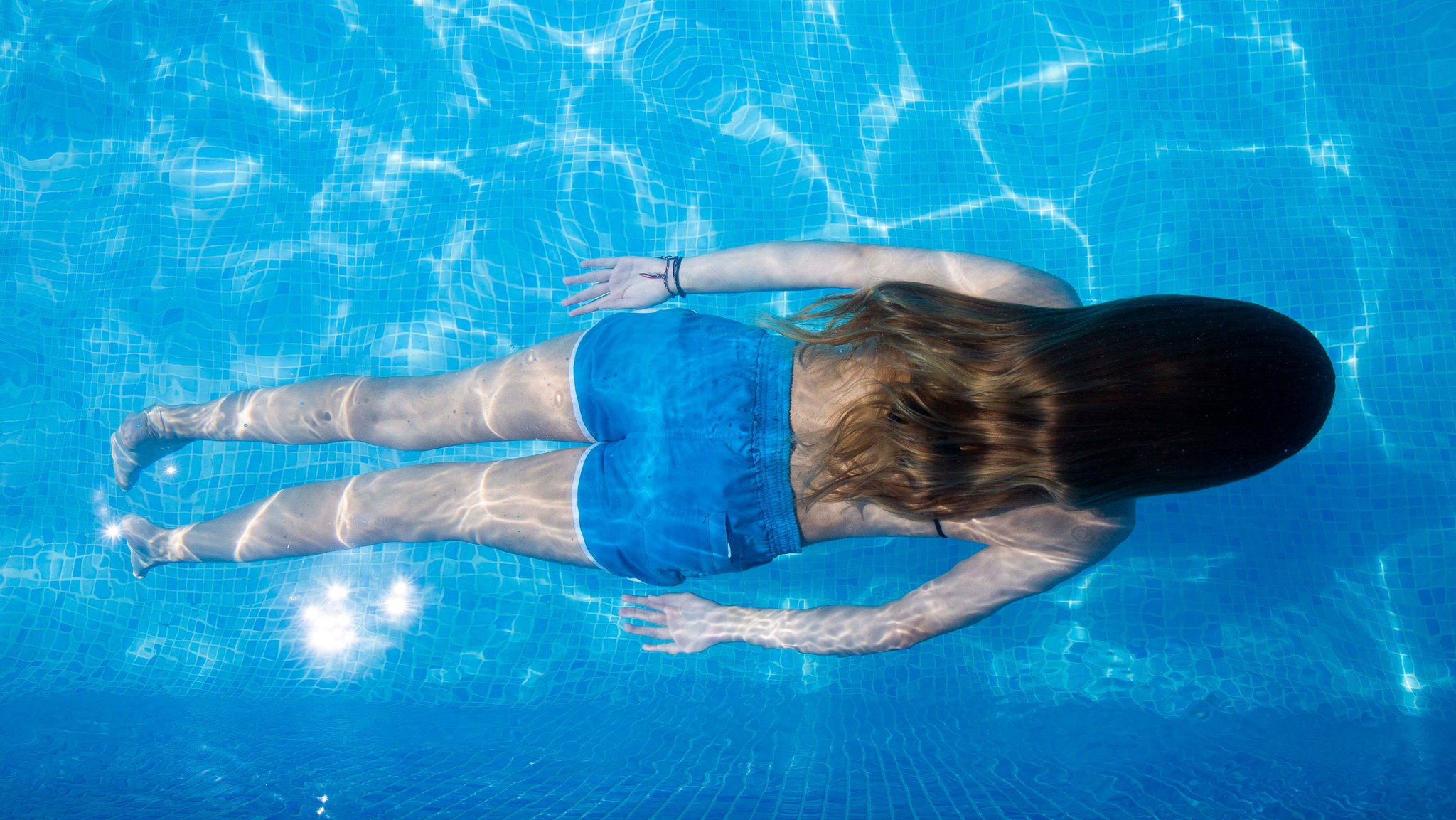 Ein Mädchen schwimmt im Wasser und macht Wasserblasen. | Bild: picture alliance / Kirchner-Media/Wedel | Kirchner-Media/Wedel Ein Mädchen schwimmt im Wasser und macht Wasserblasen.
