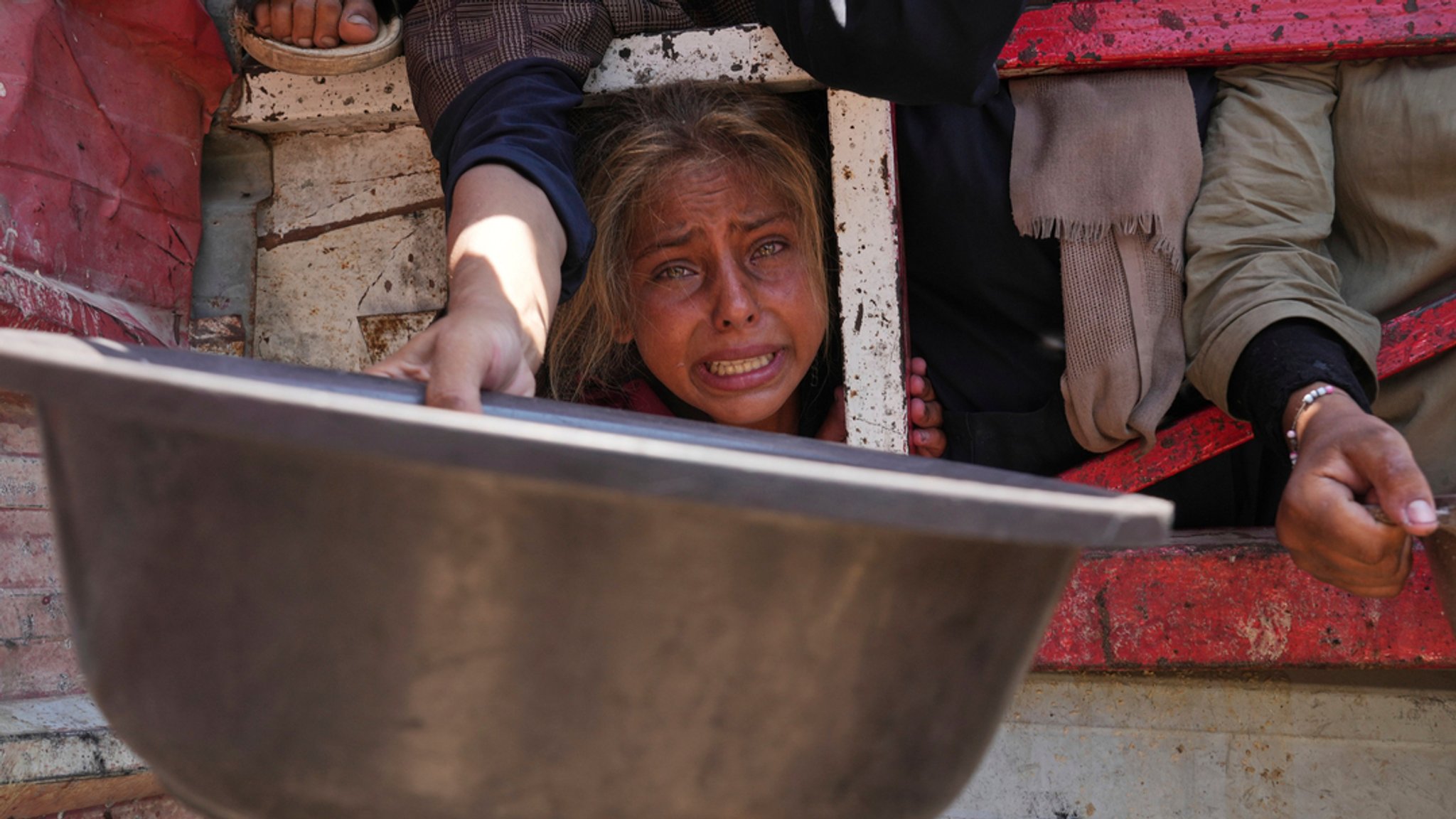 Archivbild vom 26.07.2025: Palästinenser kämpfen um gespendete Lebensmittel in einer Gemeinschaftsküche in Gaza-Stadt im nördlichen Gazastreifen. | Bild: dpa-Bildfunk/Abdel Kareem Hana Archivbild vom 26.07.2025: Palästinenser kämpfen um gespendete Lebensmittel in einer Gemeinschaftsküche in Gaza-Stadt im nördlichen Gazastreifen.