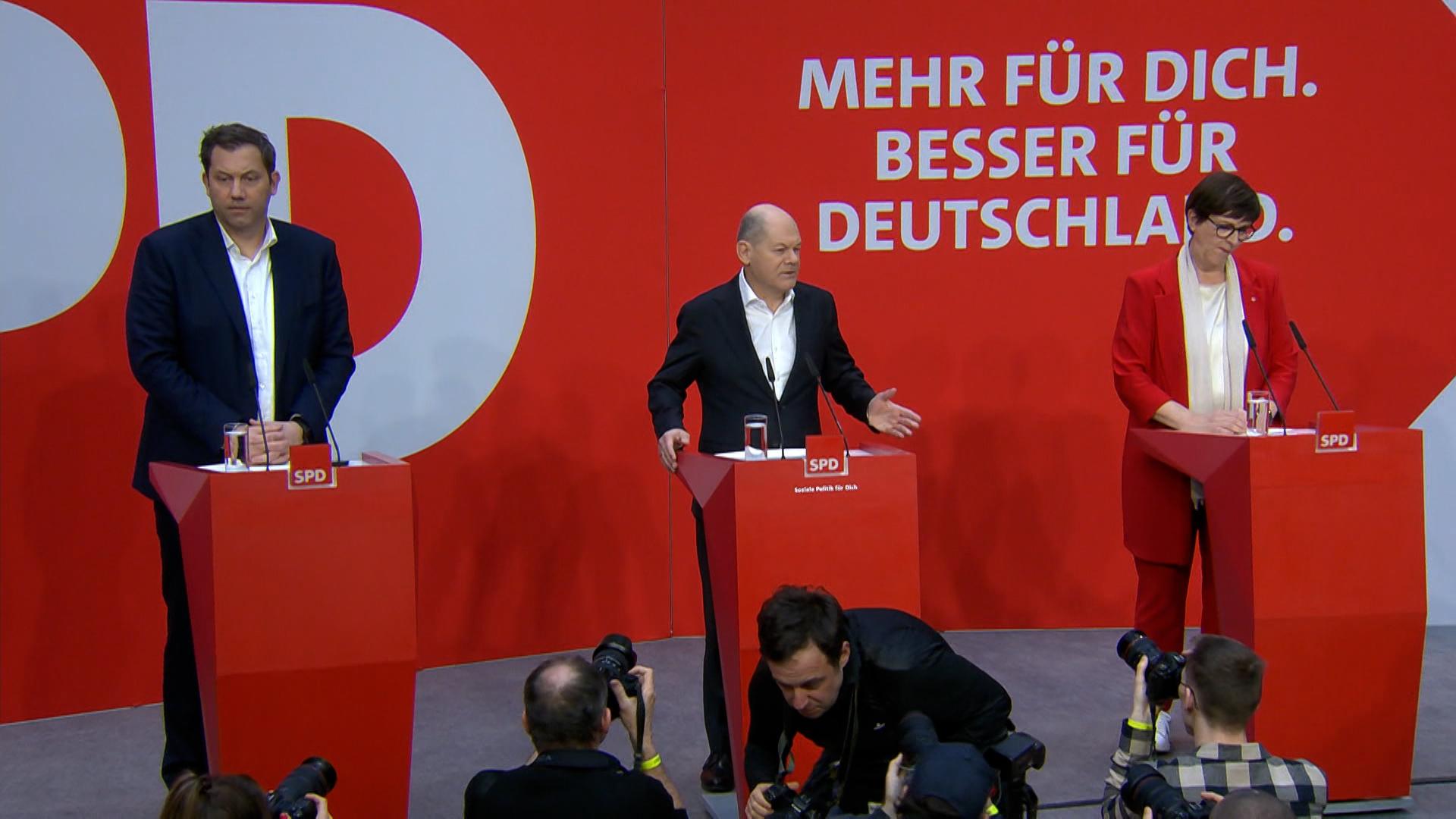 Die SPD hat bei der Bundestagswahl deutlich an Stimmen eingebüßt. Die Parteispitze und Bundeskanzler Olaf Scholz erklären sich.