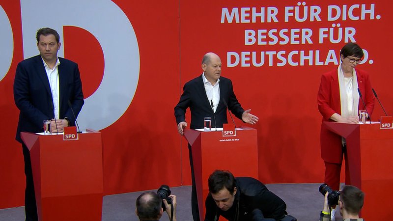 Die SPD hat bei der Bundestagswahl deutlich an Stimmen eingebüßt. Die Parteispitze und Bundeskanzler Olaf Scholz erklären sich. | Bild: BR 2025 Die SPD hat bei der Bundestagswahl deutlich an Stimmen eingebüßt. Die Parteispitze und Bundeskanzler Olaf Scholz erklären sich.