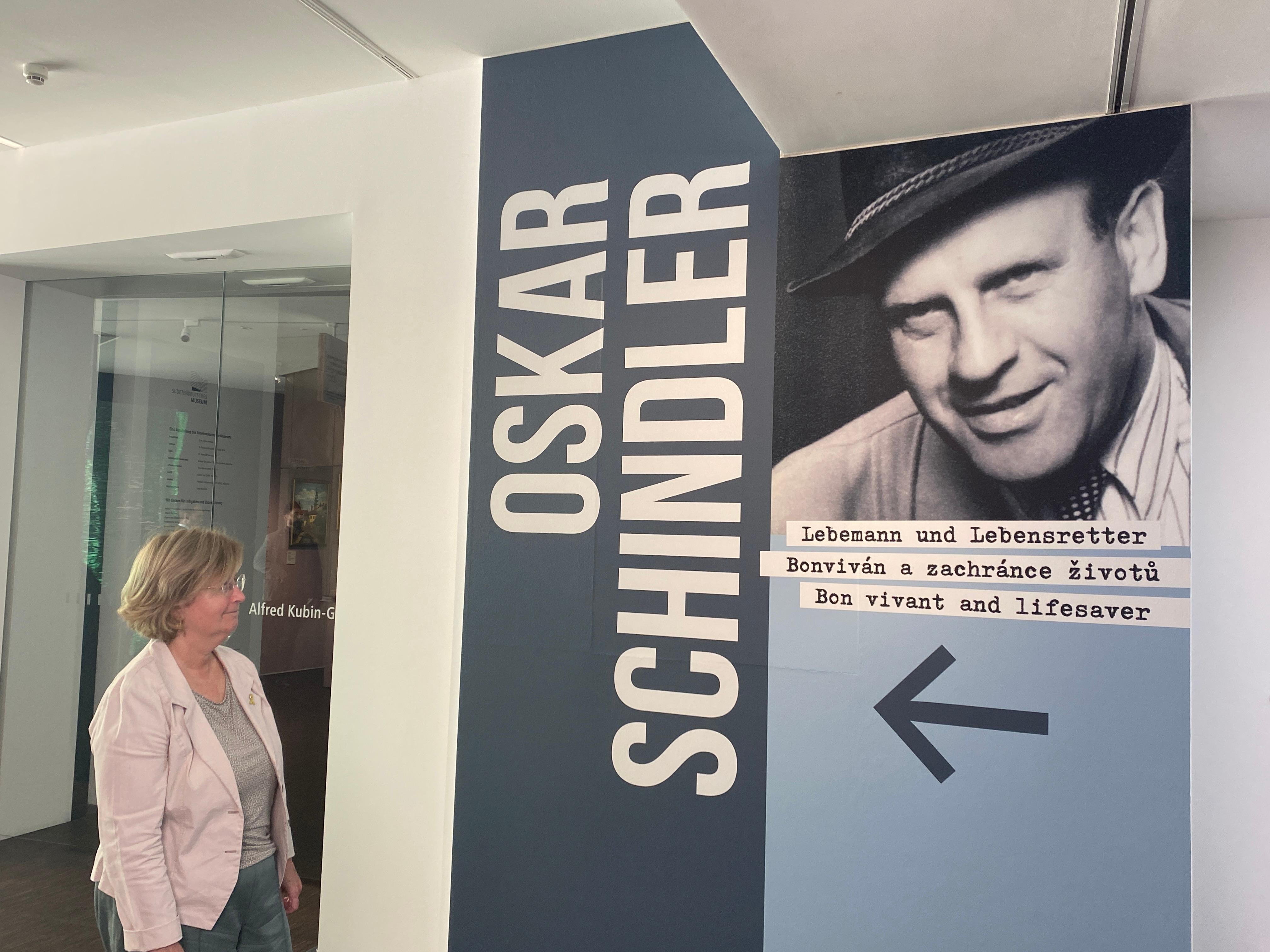 Die Generalkonsulin des Staates Israel für Süddeutschland, Talya Lador-Fresher, in der Ausstellung über Oskar Schindler.