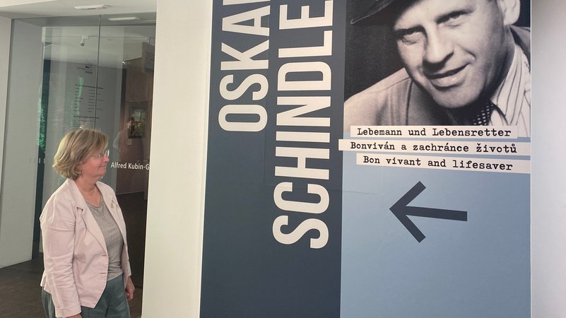 Die Generalkonsulin des Staates Israel für Süddeutschland, Talya Lador-Fresher, in der Ausstellung über Oskar Schindler. | Bild: BR / Astrid Uhr Die Generalkonsulin des Staates Israel für Süddeutschland, Talya Lador-Fresher, in der Ausstellung über Oskar Schindler.