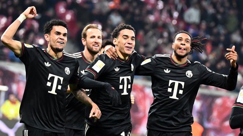 Musiala freut sich mit seinen Teamkollegen über den Sieg | Bild: picture alliance/dpa | David Hammersen Musiala freut sich mit seinen Teamkollegen über den Sieg