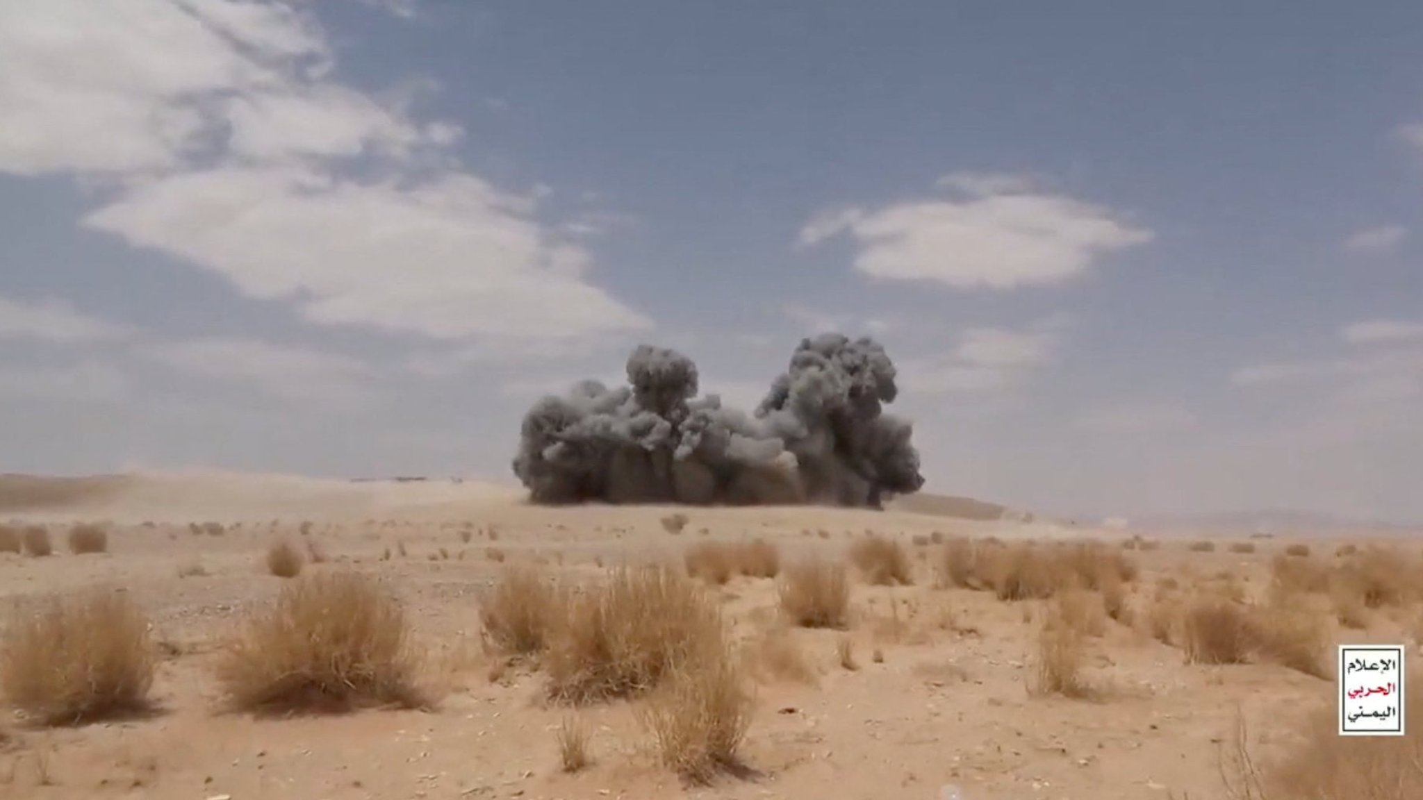 Al Jawf: Rauch steigt nach einem Treffer während der Kämpfe zwischen den Huthi und von Saudi-Arabien unterstützten Truppen auf. | Bild: Al Masirah/Handout via REUTERS Al Jawf: Rauch steigt nach einem Treffer während der Kämpfe zwischen den Huthi und von Saudi-Arabien unterstützten Truppen auf.