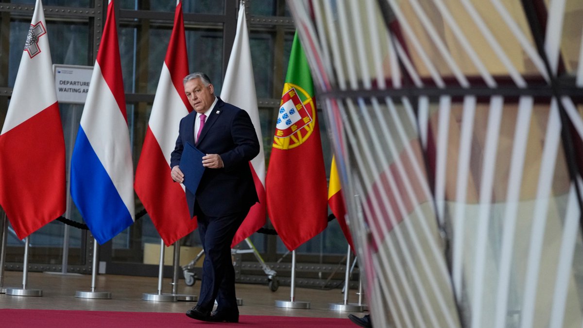 Ungarns Ministerpräsident Viktor Orbán trifft zum EU-Gipfel im Gebäude des Europäischen Rates in Brüssel ein.