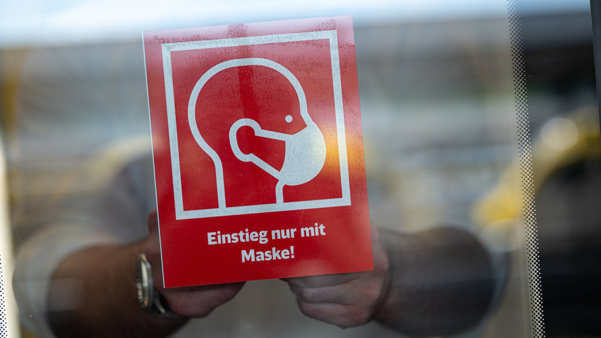 Hinweisschild zur Maskenpflicht in Zügen und Bahnhöfen