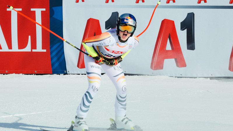 06.02.2025, Österreich, Saalbach-Hinterglemm: Ski alpin: Weltmeisterschaft, Super G, Damen. Emma Aicher aus Deutschland reagiert im Zielraum. Foto: Jens Büttner/dpa +++ dpa-Bildfunk +++ | Bild: dpa-Bildfunk/Jens Büttner 06.02.2025, Österreich, Saalbach-Hinterglemm: Ski alpin: Weltmeisterschaft, Super G, Damen. Emma Aicher aus Deutschland reagiert im Zielraum. Foto: Jens Büttner/dpa +++ dpa-Bildfunk +++