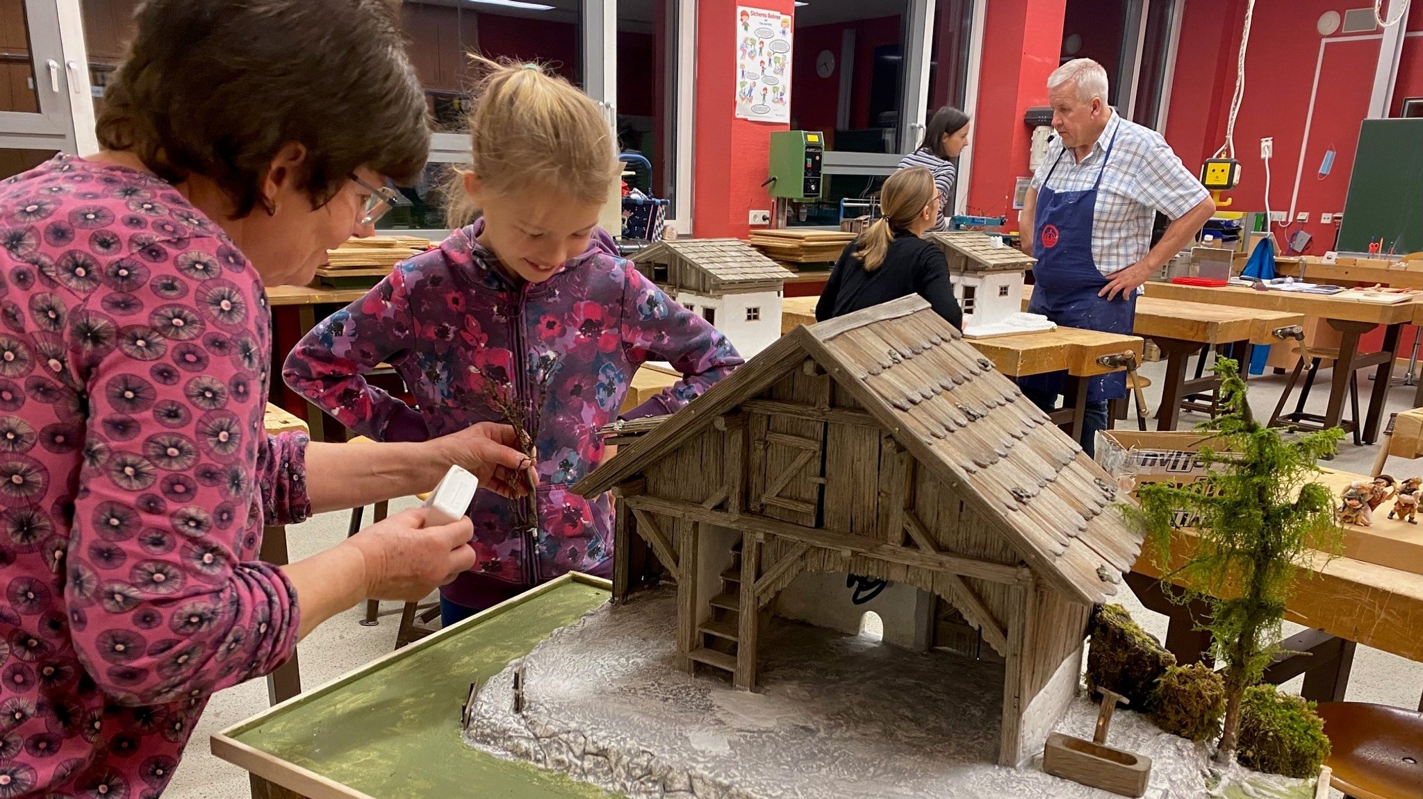 Im Werkraum der Grund- und Mittelschule in Schnaittenbach bauen Männer und Frauen in einem Kurs ihre eigenen Weihnachtskrippen. 