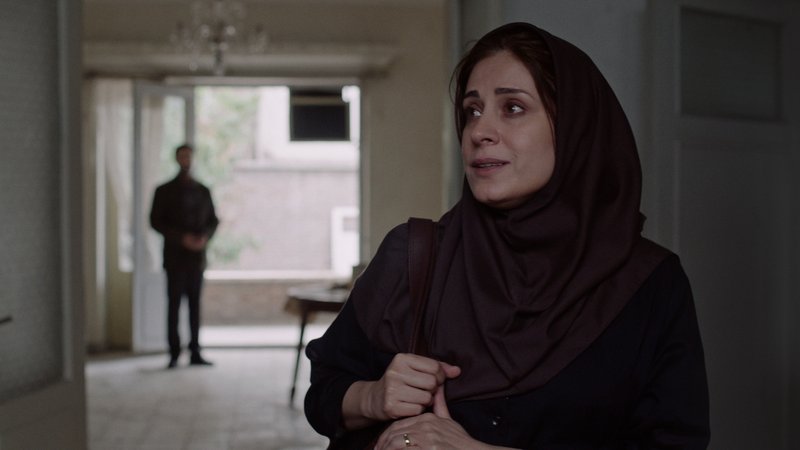 Mina ist Witwe und damit im Iran fast rechtlos. Wer ist dieser Fremde, der ihr Hilfe verspricht? Szene aus "Ballade von der weißen Kuh".