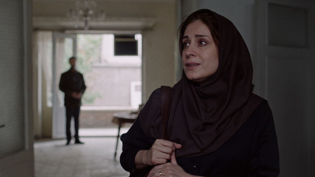 Mina ist Witwe und damit im Iran fast rechtlos. Wer ist dieser Fremde, der ihr Hilfe verspricht? Szene aus "Ballade von der weißen Kuh". | Bild: Weltkino Mina ist Witwe und damit im Iran fast rechtlos. Wer ist dieser Fremde, der ihr Hilfe verspricht? Szene aus "Ballade von der weißen Kuh".