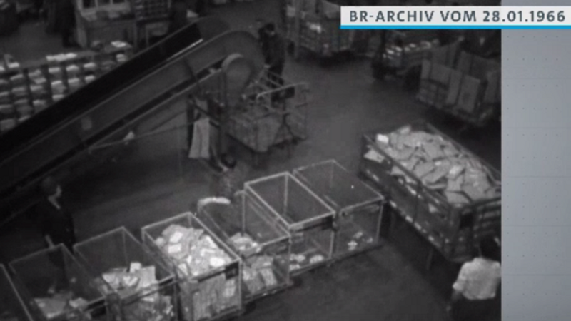 Eine #BR24Zeitreise von 1966 über das Briefaufkommen an Weihnachten. | Bild: Bayerischer Rundfunk Eine #BR24Zeitreise von 1966 über das Briefaufkommen an Weihnachten.
