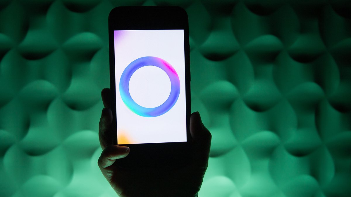 Hand hält ein Smartphone mit dem KI-Logo von Meta