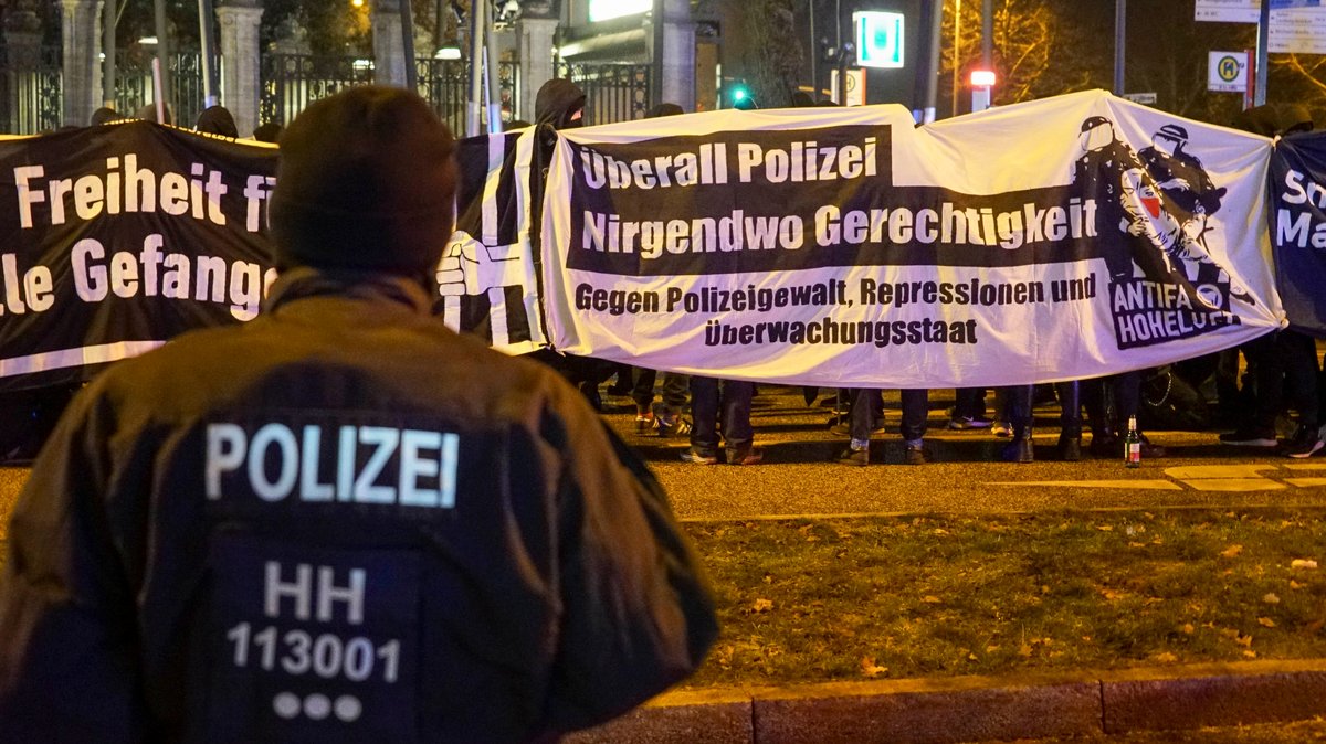 Archivbild (Dezember 2022): Demonstration gegen Polizeigewalt in Hamburg
