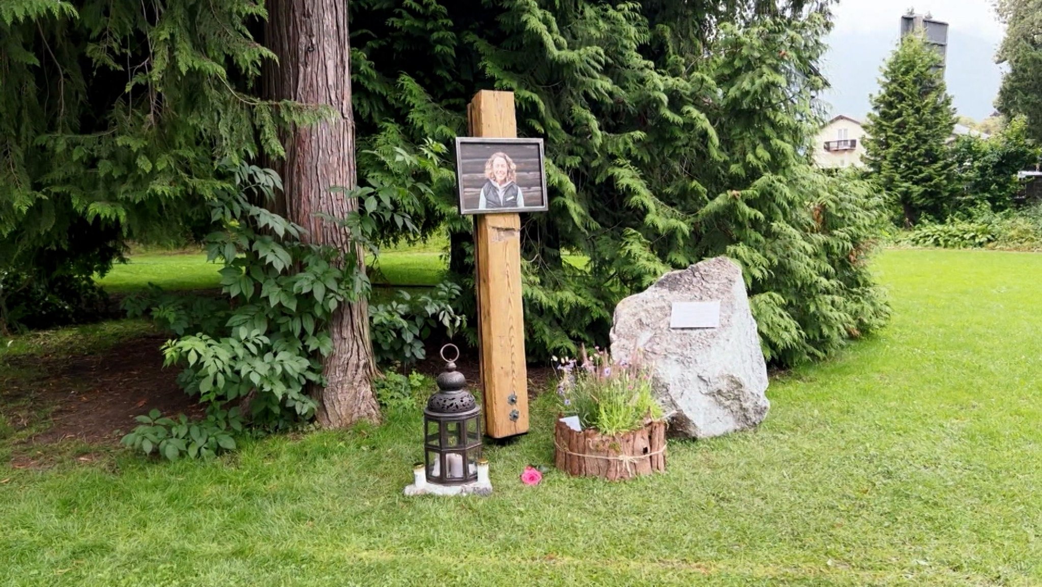 Eine Gedenkstätte für Laura Dahlmeier im Kurpark Partenkirchen | Bild: Bayerischer Rundfunk 2025 Eine Gedenkstätte für Laura Dahlmeier im Kurpark Partenkirchen