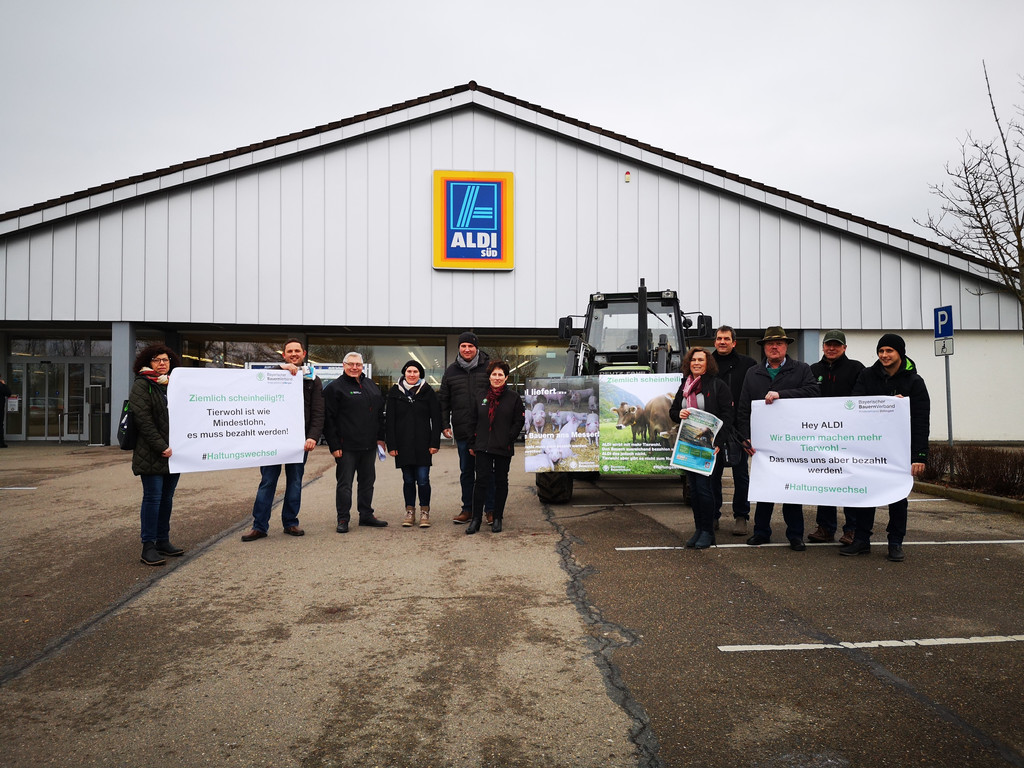 Landwirte protestieren vor einer Filiale von Aldi in Dillingen gegen die schlechten Milchpreise.