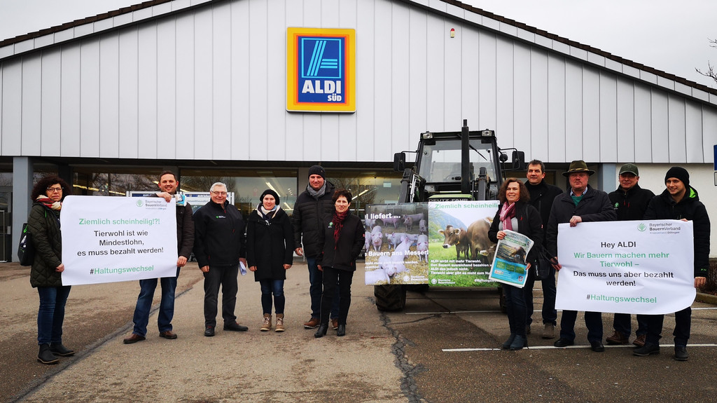 Landwirte protestieren vor einer Filiale von Aldi in Dillingen gegen die schlechten Milchpreise.