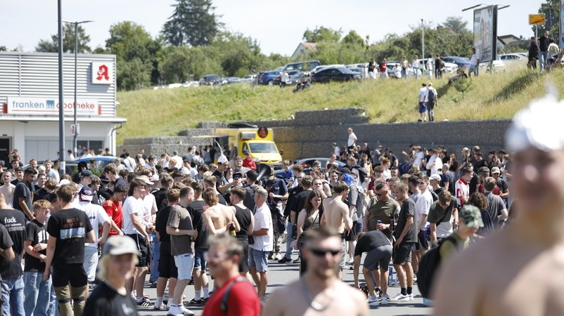 In und um Altschauerberg, einem Ortsteil von Emskirchen in Mittelfranken, haben sich mehrere Tausend Menschen versammelt. | Bild: dpa-Bildfunk/David Oßwald In und um Altschauerberg, einem Ortsteil von Emskirchen in Mittelfranken, haben sich mehrere Tausend Menschen versammelt.
