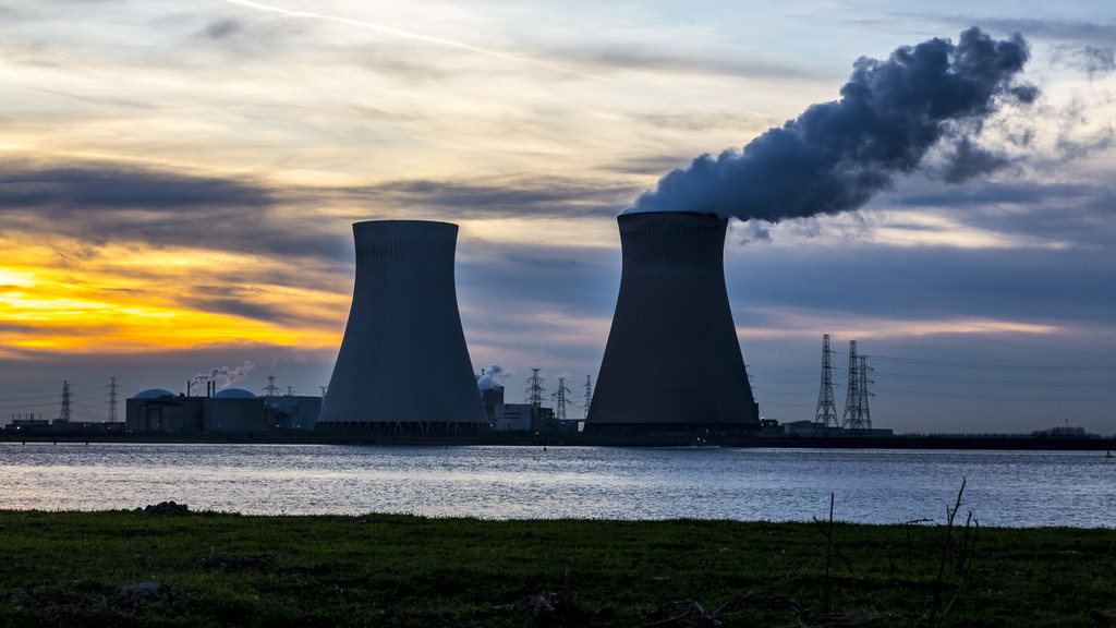 Ein Kernkraftwert bei Sonnenuntergang, sichtbar sind vor allem die Kühltürme. Obwohl dort nur Wasserdampf und kein Kohlenstoffdioxid herauskommt, tragen AKWs so wie dieses wohl nicht zur Reduktion der Kohlenstoffdioxid-Emissionen bei. | Bild: picture alliance Ein Kernkraftwert bei Sonnenuntergang, sichtbar sind vor allem die Kühltürme. Obwohl dort nur Wasserdampf und kein Kohlenstoffdioxid herauskommt, tragen AKWs so wie dieses wohl nicht zur Reduktion der Kohlenstoffdioxid-Emissionen bei.