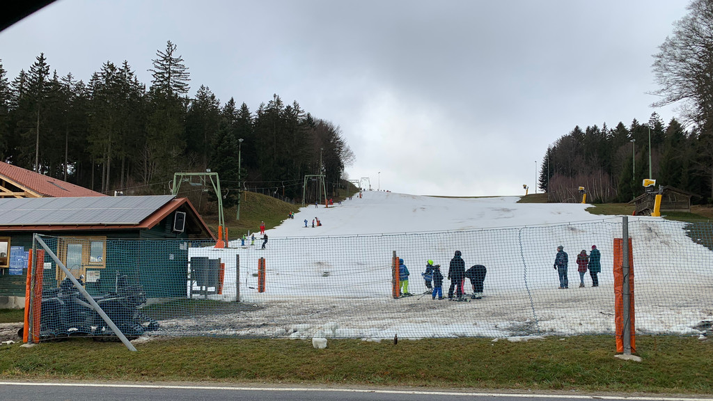 Der "Steinberg-Skilift" in der Gemeinde Schöfweg ist dank Schneekanonen immer noch in Betrieb. 