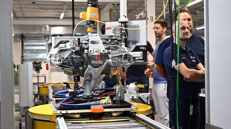 Blick in eine Montagehalle der BMW Group. | Bild: dpa-Bildfunk/Barbara Gindl Blick in eine Montagehalle der BMW Group.