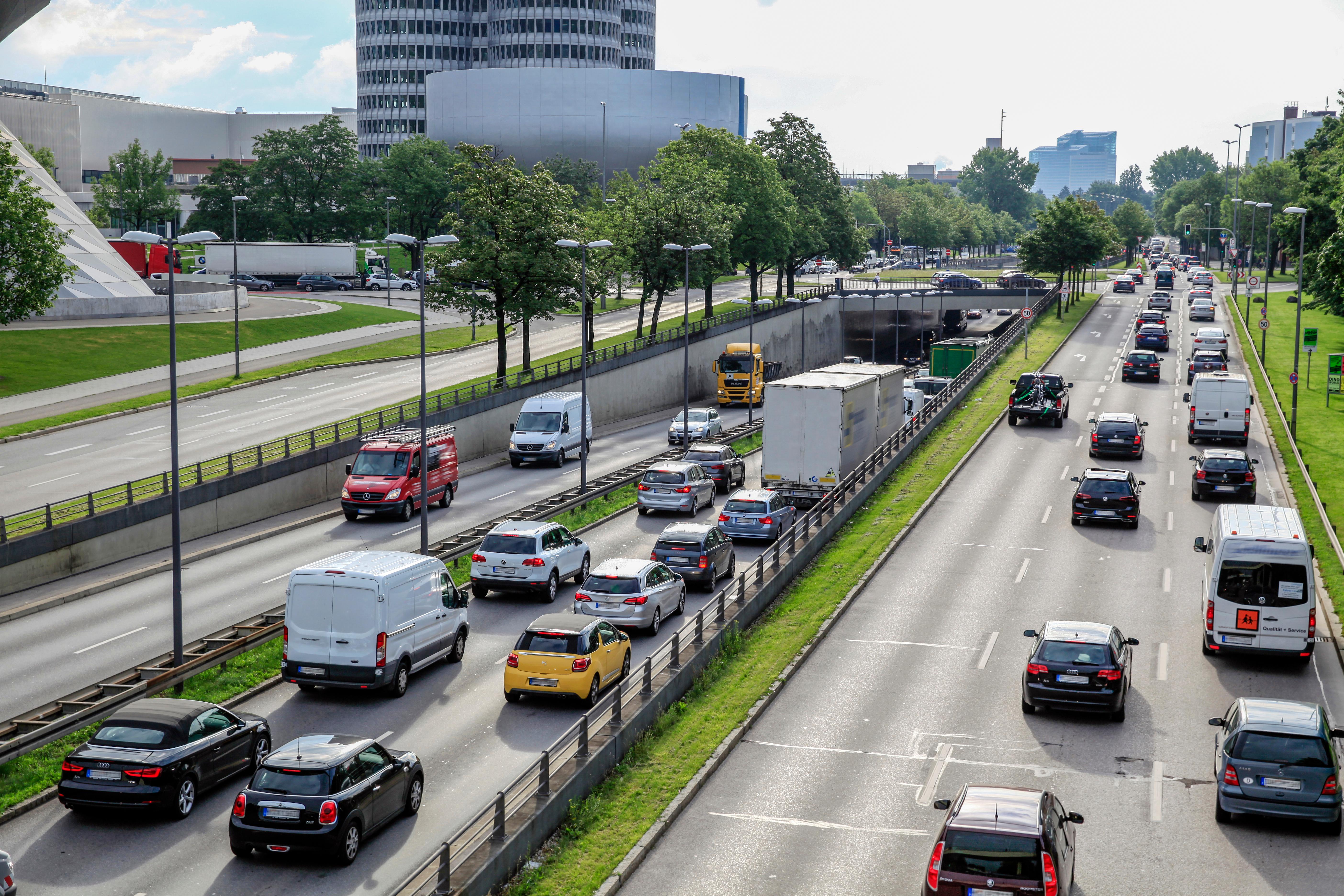 Stadtverkehr vormittags am Mittleren Ring in München.