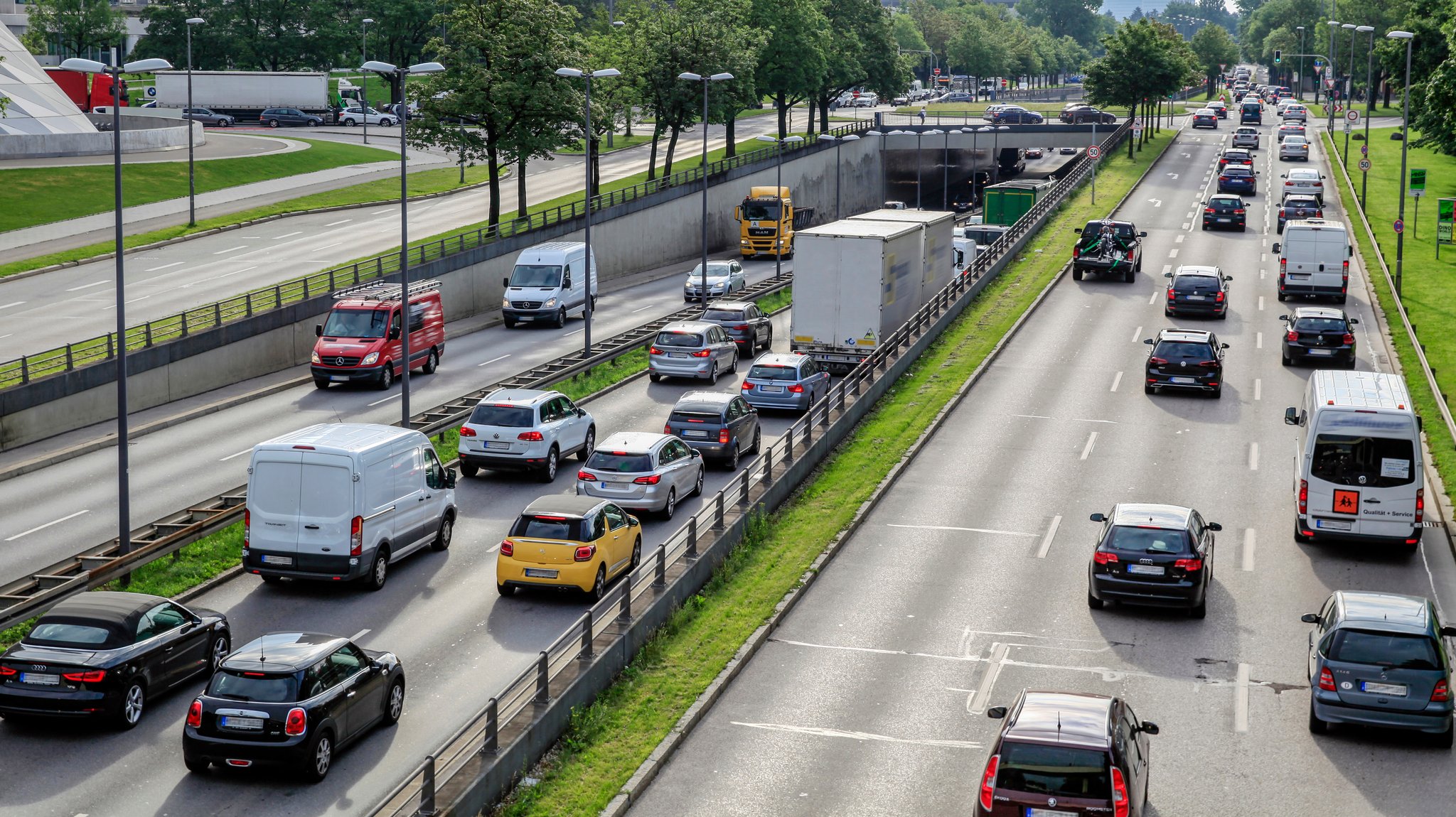 Stadtverkehr vormittags am Mittleren Ring in München.