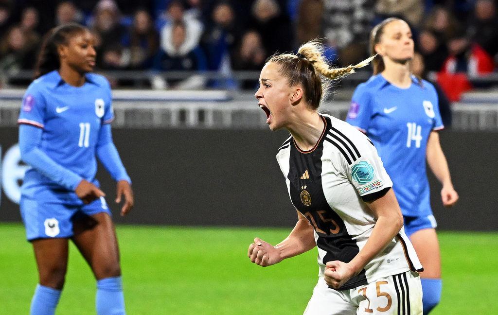 23.02.2024, Frankreich, Lyon: Fußball: Nationalteam, Frauen, Olympia, Frankreich - Deutschland, Play-off-Runde, Halbfinale, Groupama Stadium. Deutschlands Giulia Gwinn (M) jubelt nach ihrem Treffer zum 1:2 vom Elfmeterpunkt. Foto: Sebastian Christoph Gollnow/dpa +++ dpa-Bildfunk +++