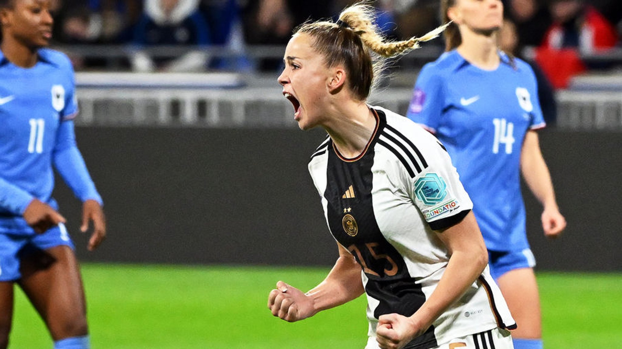 23.02.2024, Frankreich, Lyon: Fußball: Nationalteam, Frauen, Olympia, Frankreich - Deutschland, Play-off-Runde, Halbfinale, Groupama Stadium. Deutschlands Giulia Gwinn (M) jubelt nach ihrem Treffer zum 1:2 vom Elfmeterpunkt. Foto: Sebastian Christoph Gollnow/dpa +++ dpa-Bildfunk +++