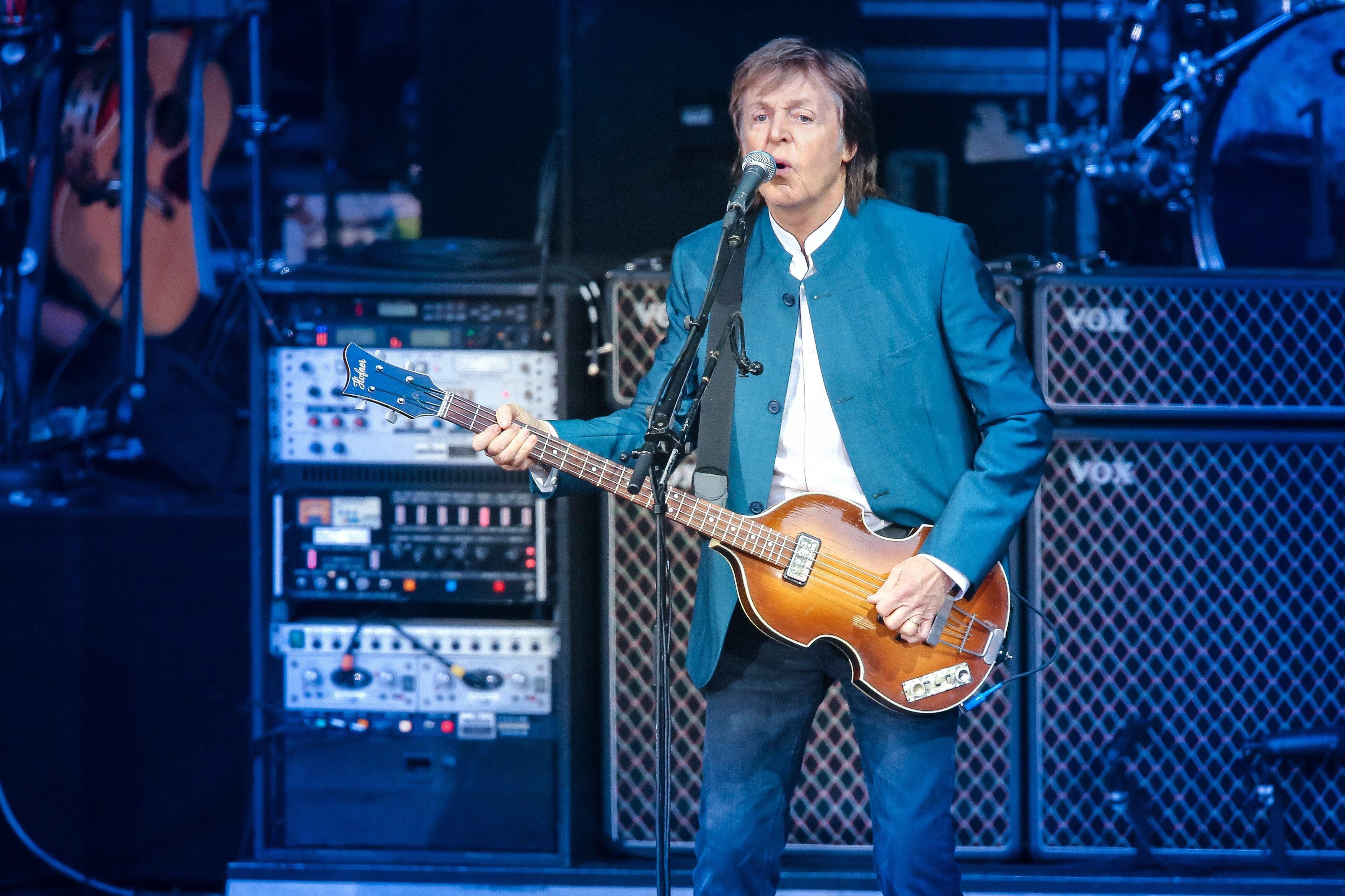 Paul McCartney auf der Waldbühne in Berlin 2016 - mit seinem legendären Beatles-Bass von Höfner aus Baiersdorf.
