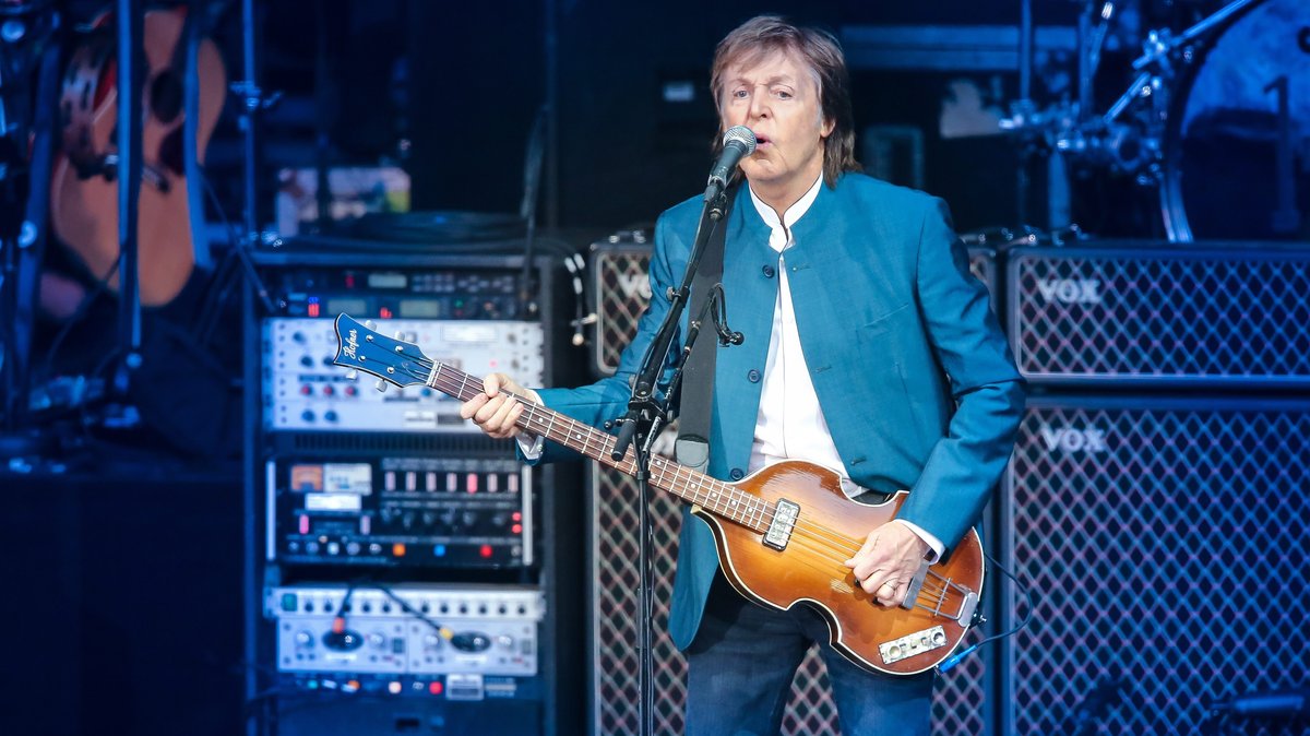 Paul McCartney auf der Waldbühne in Berlin 2016 - mit seinem legendären Beatles-Bass von Höfner aus Baiersdorf.