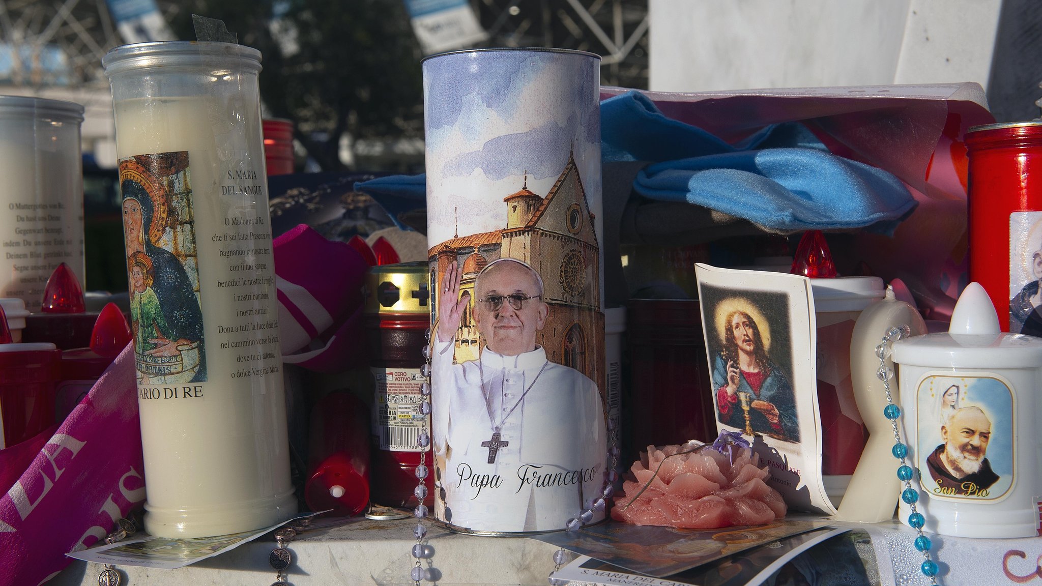 Kerzen vor dem Krankenhaus, in dem Papst Franziskus behandelt wird.