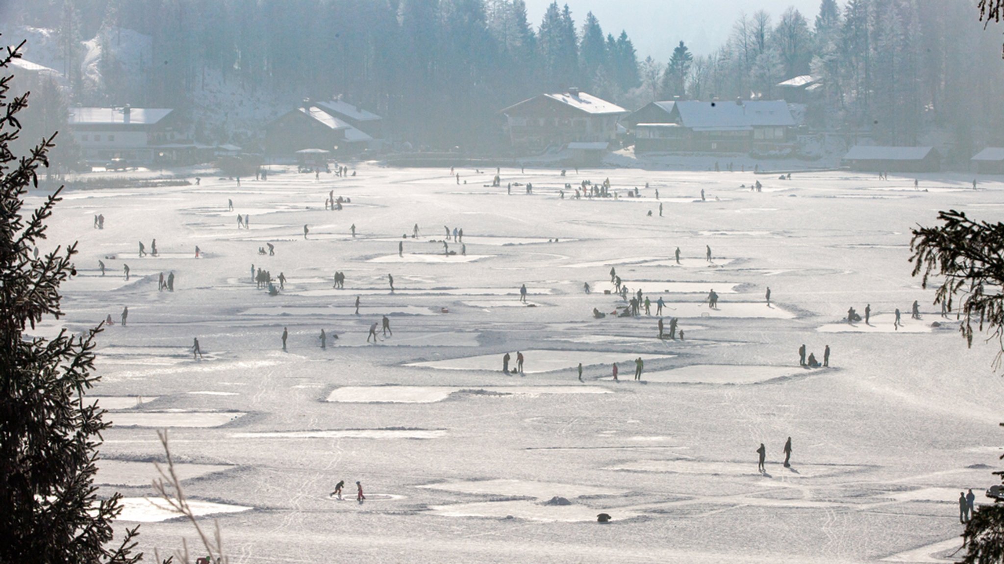 Nicht vom zugefrorenen Spitzingsee aufs Glatteis führen lassen