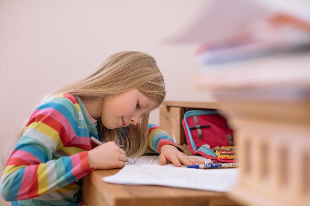 Ein Mädchen macht Hausaufgaben. In Niedersachsen wurde das schriftliche Dividieren aus dem Lehrplan der Grundschule gestrichen und in die fünfte Klasse geschoben..