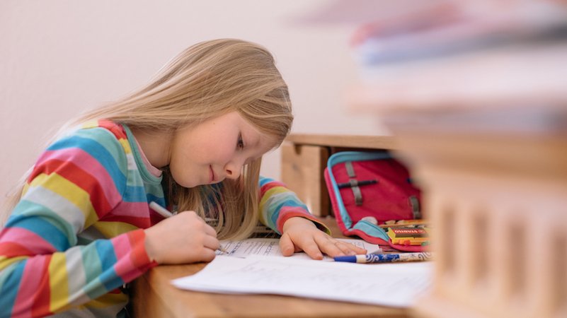 Ein Mädchen macht Hausaufgaben. In Niedersachsen wurde das schriftliche Dividieren aus dem Lehrplan der Grundschule gestrichen und in die fünfte Klasse geschoben.. | Bild: BR/Johanna Schlüter Ein Mädchen macht Hausaufgaben. In Niedersachsen wurde das schriftliche Dividieren aus dem Lehrplan der Grundschule gestrichen und in die fünfte Klasse geschoben..