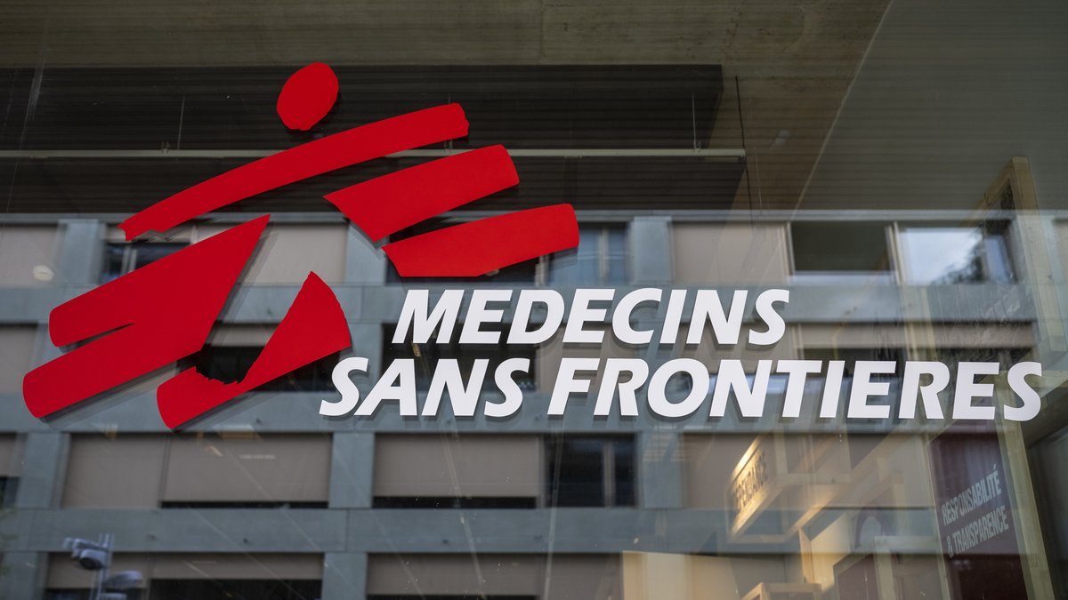Logo von "Ärzte ohne Grenzen" auf französisch an einer Glasscheibe