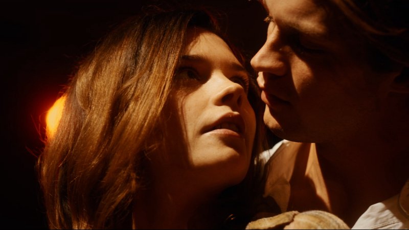 Eine junge Frau blickt sehnsüchtig auf einen über sie gebeugten Mann im Halbdunkel | Bild: Prime Video / Stephan Rabold Eine junge Frau blickt sehnsüchtig auf einen über sie gebeugten Mann im Halbdunkel