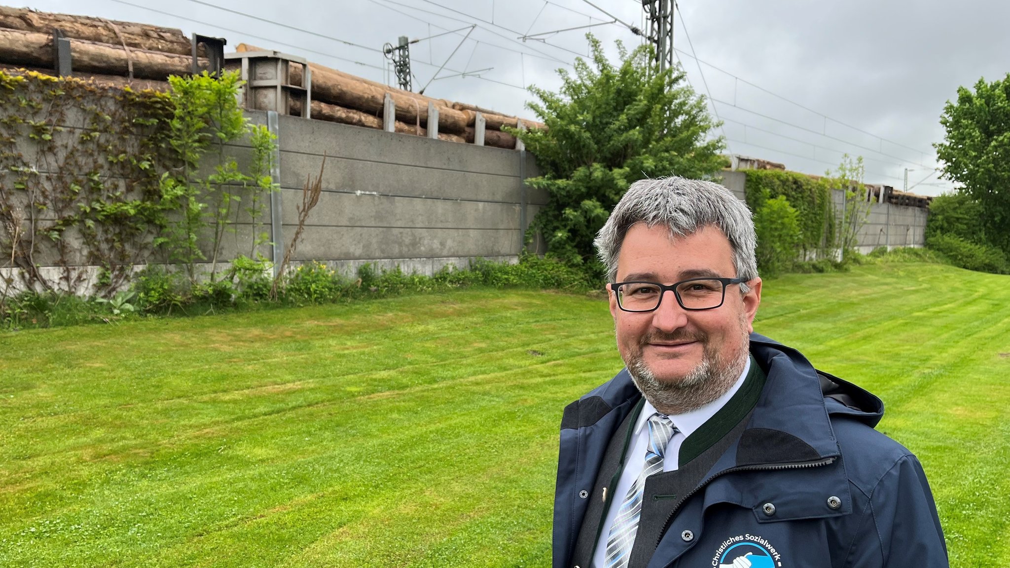 Stefan Lederwascher, Bürgermeister von Flintsbach, vor Bahnlinie