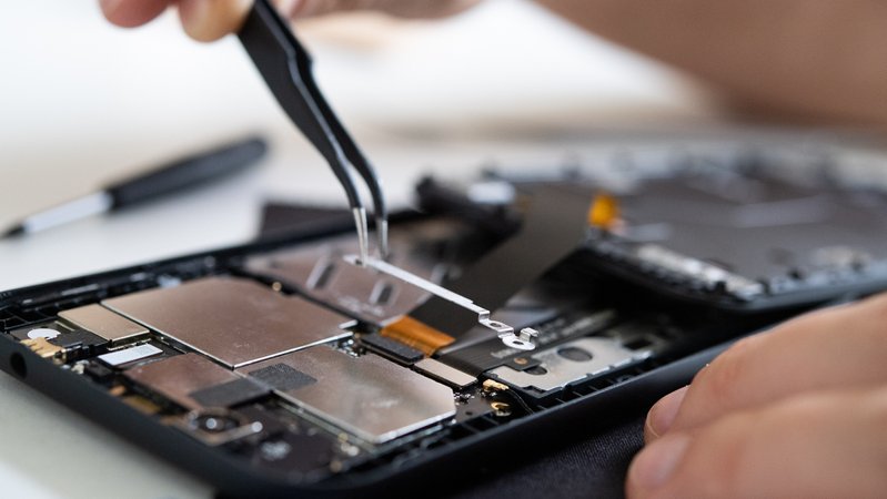 Mit der neuen EU-Ökorichtlinie soll in Zukunft schon beim Kauf von Smartphones erkennbar sein, welches Modell leichter zu reparieren ist. | Bild: picture alliance / dpa Themendienst | Franziska Gabbert Mit der neuen EU-Ökorichtlinie soll in Zukunft schon beim Kauf von Smartphones erkennbar sein, welches Modell leichter zu reparieren ist.