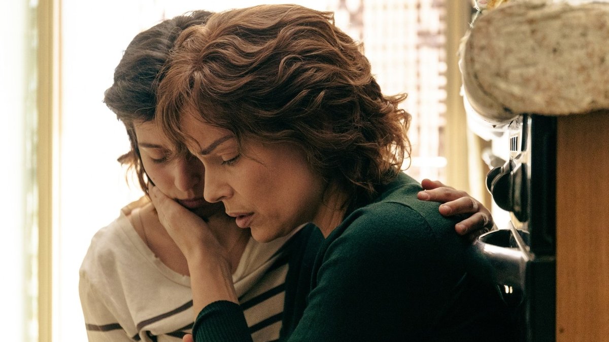 Eine Szene aus der Serie "The Good Mothers": Lea Garofalo hält ihre Tochter Denise Cosco im Arm.