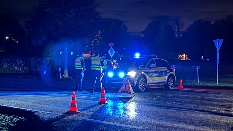 Großeinsatz der Polizei in Erding. | Bild: picture alliance/dpa/Vifogra | Friedrich Großeinsatz der Polizei in Erding.