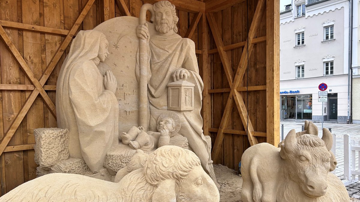 Josef, Maria und das heilige Kind in der Krippe mit Esel und Ochse